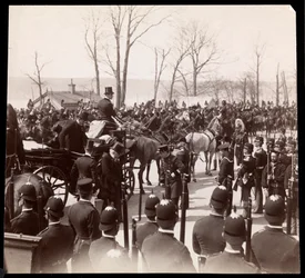 Vista della folla e degli uomini militari che circondano una carrozza con il Presidente Harrison alla Tomba di Grant, New York, 1898